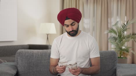 Trauriger-Sikh-Indianer,-Der-Geld-Zählt