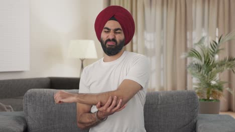 Kranker-Sikh-Indianer,-Der-Unter-Rückenschmerzen-Leidet
