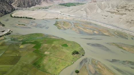 Las-Ovejas-De-Baghlan-Junto-Al-Río-Kunduz.