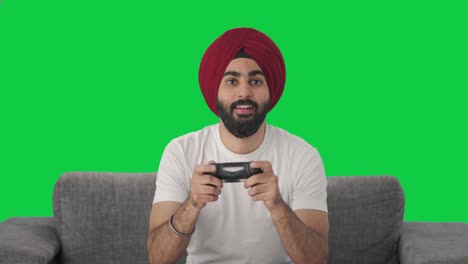 Ernsthafter-Sikh-Indianer,-Der-Videospiele-Auf-Grünem-Bildschirm-Spielt