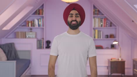 Glücklicher-Sikh-Indianer,-Der-Daumen-Nach-Oben-Zeigt