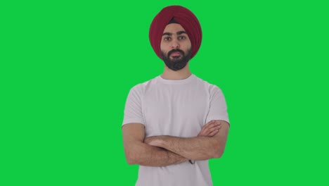 Selbstbewusster-Sikh-Indianer,-Der-Mit-Gekreuzten-Händen-Auf-Grünem-Bildschirm-Steht