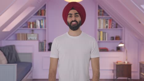 Glücklicher-Sikh-Indianer-Lächelt