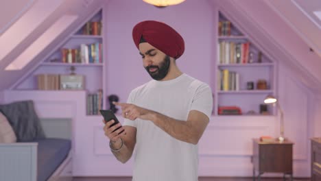 Müder-Und-Schläfriger-Sikh-Indianer-Scrollt-Durchs-Telefon