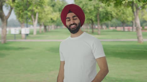 Glücklicher-Sikh-Indianer,-Der-Jemanden-Im-Park-Anruft