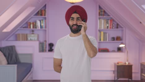 Glücklicher-Sikh-Indianer,-Der-Am-Telefon-Spricht-Und-Lächelt