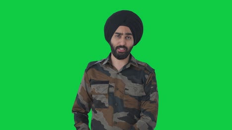 Fröhlicher-Sikh-Mann-Der-Indischen-Armee,-Der-Mit-Jemandem-Auf-Grünem-Bildschirm-Spricht