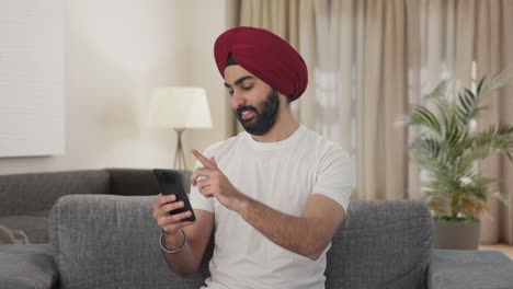 Glücklicher-Sikh-Indianer,-Der-Sein-Mobiltelefon-Benutzt
