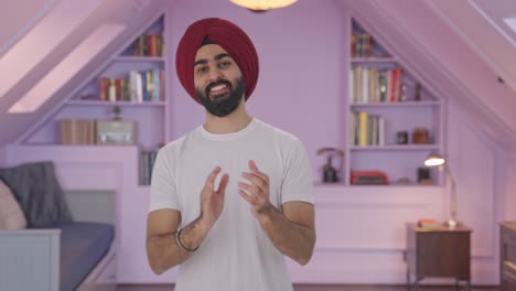 Glücklicher-Sikh-Indianer,-Der-Klatscht-Und-Schätzt