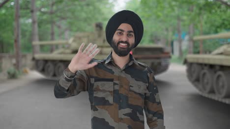 Glücklicher-Sikh-Mann-Der-Indischen-Armee,-Der-Hallo-Sagt