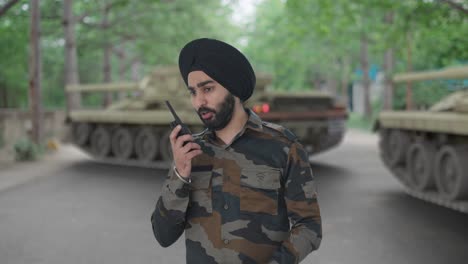 Wütender-Sikh-Mann-Der-Indischen-Armee,-Der-Auf-Walkie-Talkie-Schreit