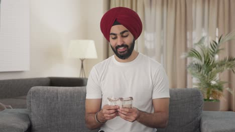 Glücklicher-Sikh-Indianer,-Der-Geld-Zählt