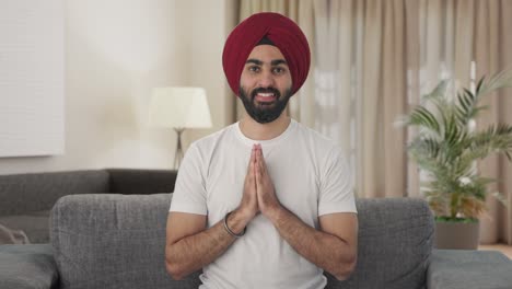 Glücklicher-Sikh-Indianer,-Der-Namaste-Macht