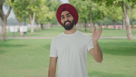 Glücklicher-Sikh-Indianer,-Der-Im-Park-Hallo-Sagt