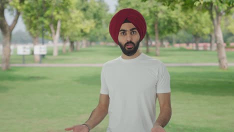 Wütender-Sikh-Indianer,-Der-Mit-Jemandem-Im-Park-Kämpft