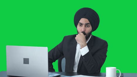 Verwirrter-Sikh-indischer-Geschäftsmann,-Der-über-Einen-Grünen-Bildschirm-Denkt