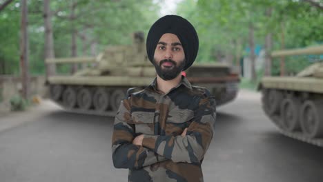 Selbstbewusster-Sikh-Mann-Der-Indischen-Armee,-Der-Mit-Gekreuzten-Händen-Steht