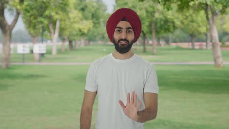 Schuldiger-Sikh-Indianer-Entschuldigt-Sich-Im-Park