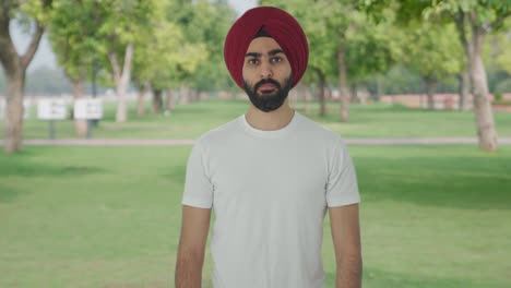 Ernsthafter-Sikh-Indianer,-Der-Im-Park-Schaut