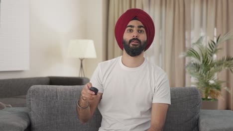 Glücklicher-Indischer-Sikh-Mann,-Der-Fernsieht