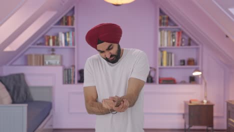 Hombre-Indio-Sikh-Enfermo-Que-Sufre-De-Dolor-En-La-Mano