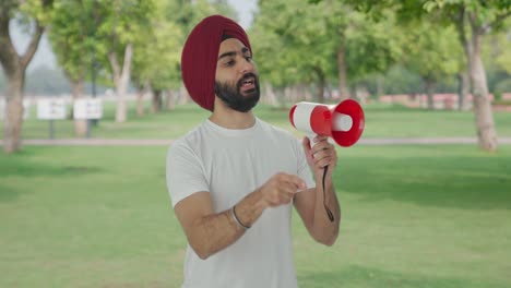 Hombre-Indio-Sikh-Protestando-Por-Los-Derechos-En-El-Parque