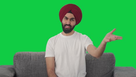 Glücklicher-Sikh-Indianer,-Der-Mit-Dem-Grünen-Bildschirm-Der-Kamera-Spricht