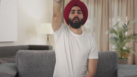 Wütender-Sikh-Indianer,-Der-Versucht,-Die-Fernbedienung-Des-Fernsehers-Zu-Reparieren