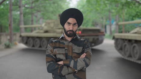 Wütender-Sikh-Mann-Der-Indischen-Armee,-Der-Jemanden-Ansieht