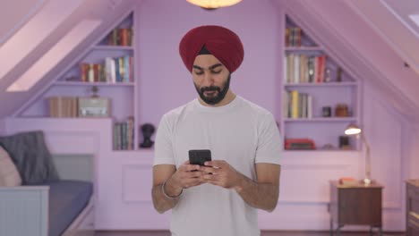 Glücklicher-Sikh-Indianer,-Der-Jemandem-Eine-SMS-Schreibt