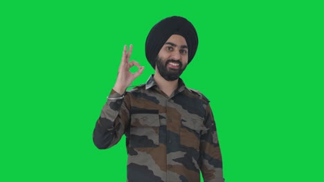 Feliz-Hombre-Del-Ejército-Indio-Sikh-Mostrando-La-Pantalla-Verde-Del-Signo-&quot;OK&quot;