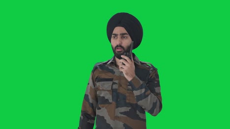 Un-Hombre-Serio-Del-Ejército-Indio-Sikh-Dando-Instrucciones-En-La-Pantalla-Verde-Del-Walkie-Talkie