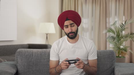 Schläfriger-Und-Müder-Sikh-Indianer,-Der-Videospiele-Spielt