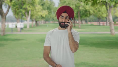 Hombre-Indio-Enojado-Gritando-Por-Teléfono-En-El-Parque