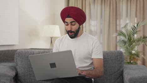 Hombre-Indio-Sij-Soñoliento-Usando-Una-Computadora-Portátil