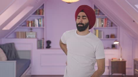Kranker-Sikh-Indianer,-Der-Unter-Rückenschmerzen-Leidet