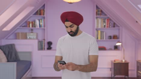 Wütender-Sikh-Indianer,-Der-Jemandem-Eine-SMS-Schreibt