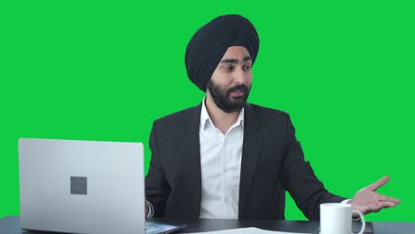 Glücklicher-Indischer-Sikh-Geschäftsmann,-Der-Seine-Mitarbeiter-Auf-Grünem-Bildschirm-Schätzt