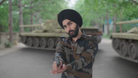 Ein-Mann-Der-Indischen-Sikh-Armee-überprüft-Und-Richtet-Seine-Waffe-Auf-Den-Feind