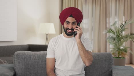 Glücklicher-Sikh-Indianer,-Der-Am-Telefon-Spricht