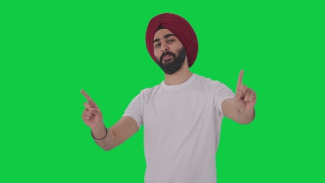 Fröhlicher-Sikh-Indianer,-Der-Tanzt-Und-Bhangra-Auf-Grünem-Bildschirm-Macht