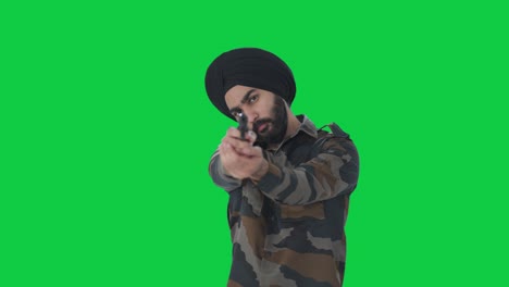 Ernsthafter-Sikh-Mann-Der-Indischen-Armee,-Der-Seine-Waffe-Auf-Den-Grünen-Bildschirm-Des-Feindes-Richtet