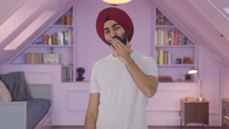 Glücklicher-Sikh-Indianer,-Der-Fliegende-Küsse-Gibt