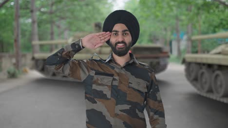 Glücklicher-Sikh-Mann-Der-Indischen-Armee,-Der-Die-Indische-Flagge-Salutiert