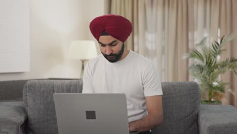 Hombre-Indio-Sikh-Tenso-Usando-Laptop