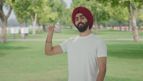 Egoistischer-Sikh-Indianer-Benutzt-Geld-Als-Fächer-Im-Park