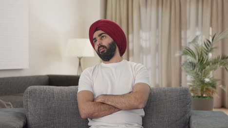 Verärgerter-Sikh-Indianer-Schlägt-Sich-Auf-Den-Kopf