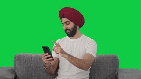 Feliz-Hombre-Indio-Sikh-Usando-La-Pantalla-Verde-Del-Teléfono-Móvil