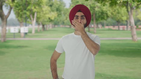 Sikh-Indian-man-sees-a-shocking-news-in-park