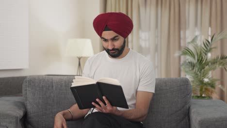 Glücklicher-Sikh-Indianer,-Der-Ein-Buch-Liest-Und-Tee-Trinkt